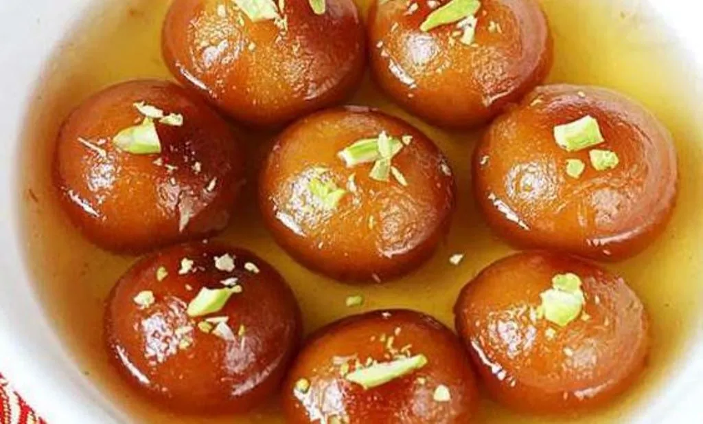 इस रक्षाबंधन घर पर गुलाब जामुन बनाकर भैया को करें खुश, जानें रेसिपी