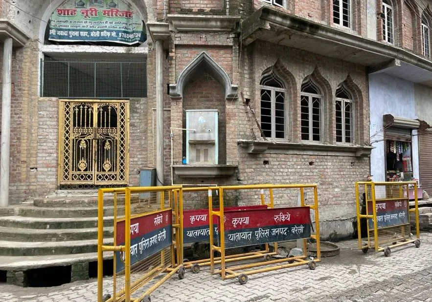 बरेली: जोगी नवादा में बवाल के बाद बैरिकेडिंग में जुटा प्रशासन, पांचवें सोमवार को पुलिस की कड़ी परीक्षा