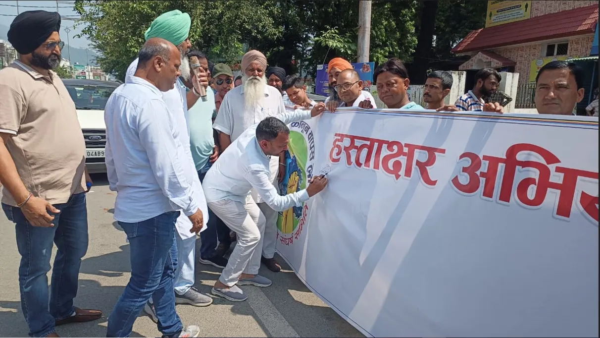 हल्द्वानी: रेरा की खिलाफत में किसानों ने निकाली रथ यात्रा, किए हस्ताक्षर