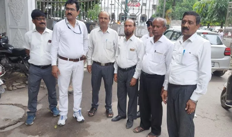 बरेली: एसडीएम और तहसीलदार के पेशकार के रवैये से तहसील मीरगंज के अधिवक्ताओं में रोष 
