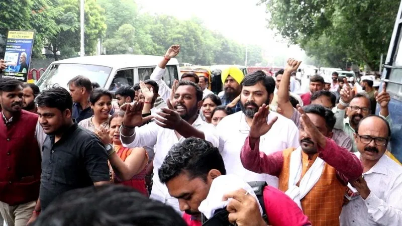 लखनऊ: केंद्र सरकार के खिलाफ AAP का प्रदर्शन, सड़क निर्माण और आयुष्मान योजना में घोटाले का लगाया आरोप