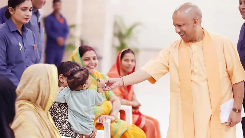 लखनऊ जनता दरबार में सीएम योगी ने रक्षाबंधन के अवसर पर महिलाओं की सुनी फरियाद (2)