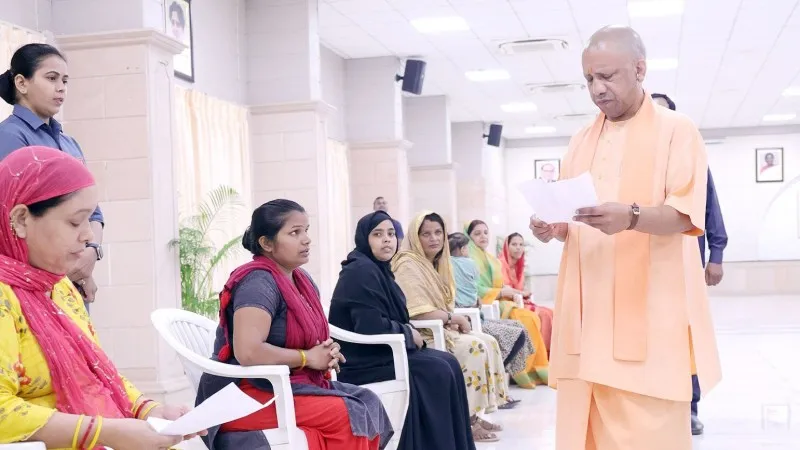 लखनऊ: जनता दरबार में सीएम योगी ने रक्षाबंधन के अवसर पर महिलाओं की सुनी फरियाद