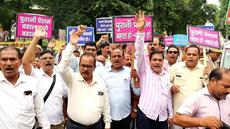 लखनऊ माध्यमिक शिक्षक संघ ने डीएम कार्यालय तक निकाली मोटरसाइकिल रैली  (3)