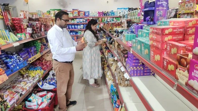 लखनऊ :  10 किलो बर्फी व छह किलो फिंगर चिप्स फेंके, 26 नमूने भरे
