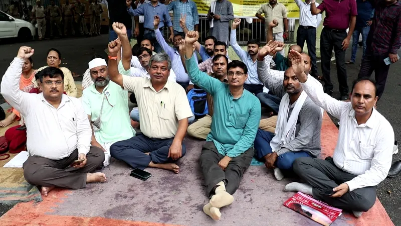 लविवि में ऐडेड कॉलेजों के शिक्षकों ने किया प्रदर्शन (1)