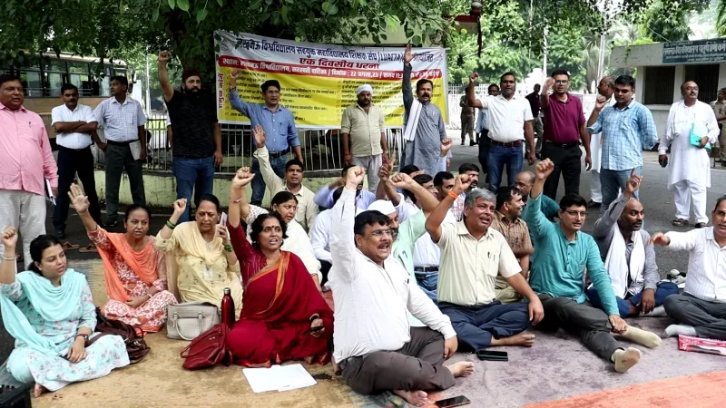 लविवि में ऐडेड कॉलेजों के शिक्षकों ने किया प्रदर्शन (2)