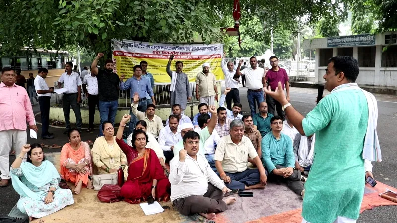 लखनऊ: लविवि में ऐडेड कॉलेजों के शिक्षकों ने किया प्रदर्शन, 42 सूत्रीय मांगों को लेकर सौंपा ज्ञापन