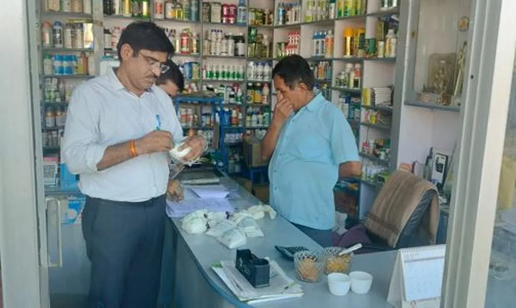बरेली: बिना पीओएस मशीन खाद बेचने पर दो दुकानों के लाइसेंस निरस्त