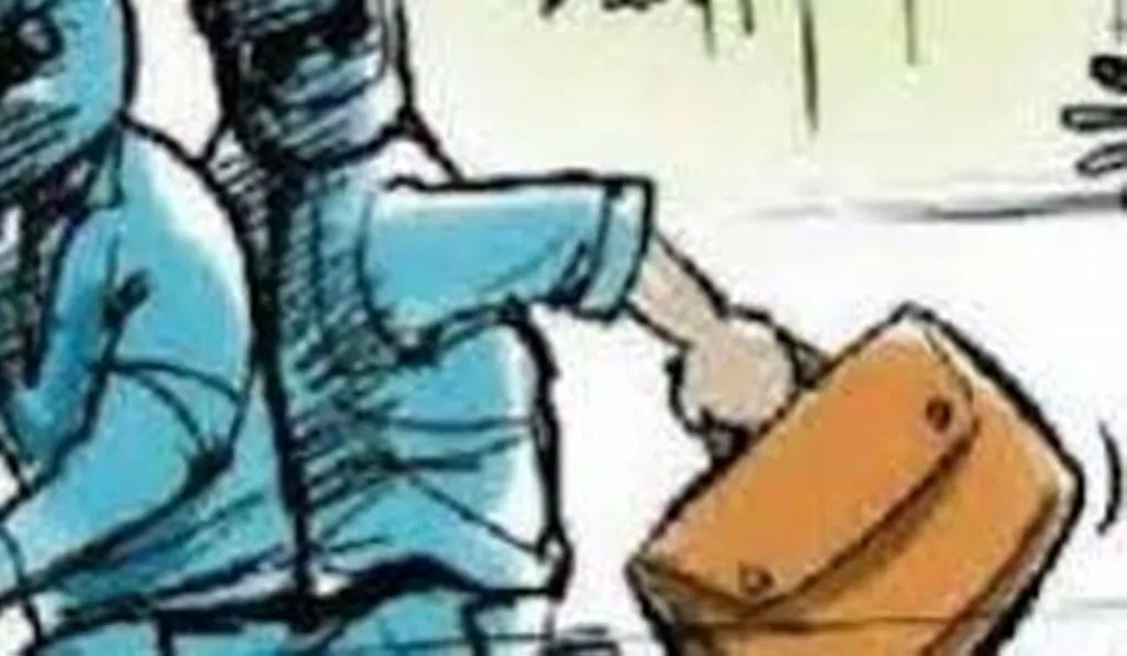 लखीमपुर-खीरी: बीसी संचालक के चचेरे भाई से बदमाशों ने लूटे 1.30 लाख रुपये, विरोध करने पर चाकू मारकर किया घायल 