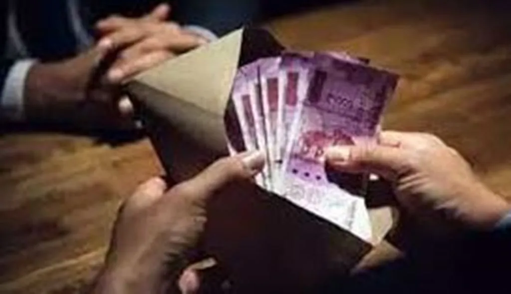 लखीमपुर-खीरी: लेखपाल का रिश्वत लेते वीडियो वायरल, मचा हड़कंप