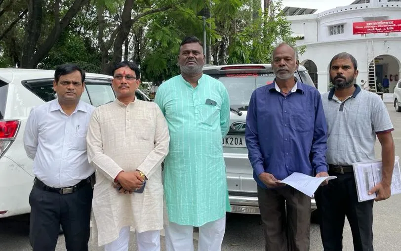 बरेली: प्राथमिक विद्यालय के निर्माण में कर दिया खेल, जिलाधिकारी से की शिकायत