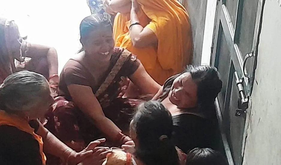 पीलीभीत: रिश्तेदारी से आई पत्नी तो फंदे से लटका मिला पति का शव, दरवाजा तोड़कर घुसी पुलिस