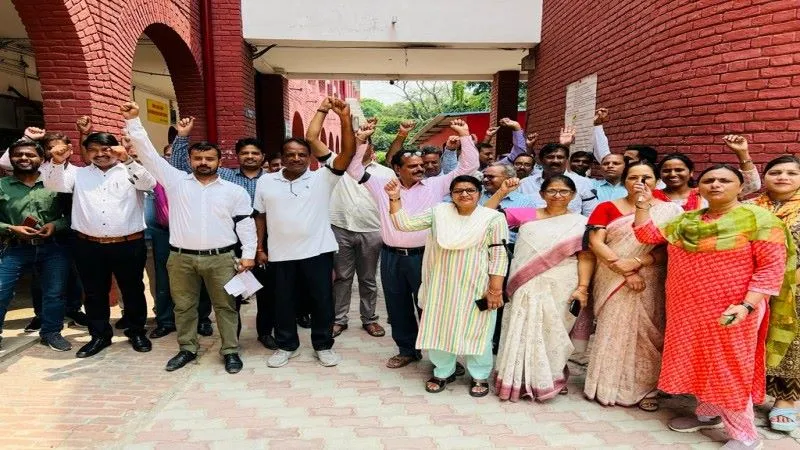 सुलतानपुर : शिक्षक कल रहेंगे सामूहिक अवकाश पर, सीएम को भेजेंगे ज्ञापन 