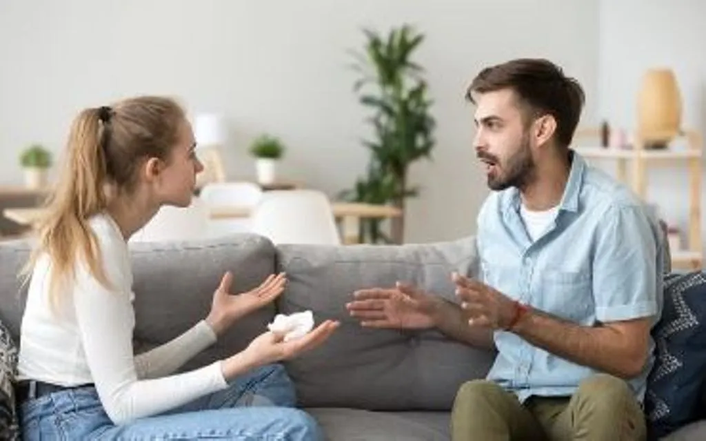 रिलेशनशिप में साइलेंट किलर की तरह काम करती हैं ये बातें, रिश्ता हो सकता है खत्म
