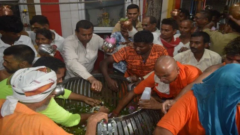 अयोध्या : सावन के अंतिम सोमवार पर मंदिरों में उमड़े श्रद्धालु