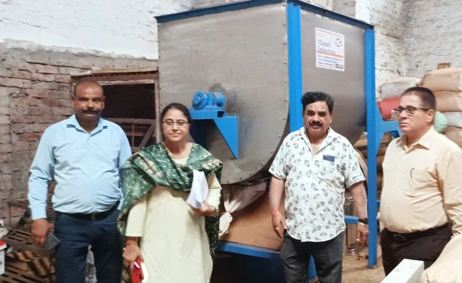 बरेली: जूते, चप्पल पहन मोमबत्ती से चिपका रहे थे ब्रेड, रस्क और बिस्किट के पैकेट