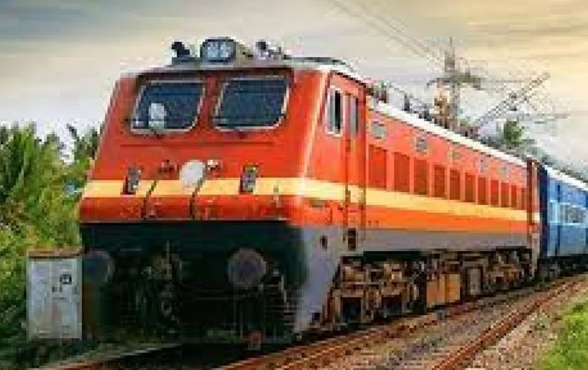 बरेली: एसी कोच बढ़ाकर स्लीपर किए कम, अब सीट को लेकर मारामारी