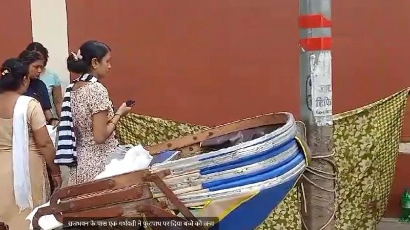 लखनऊ : राजभवन के पास सड़क पर महिला ने बच्चे को दिया जन्म, बच्चे की मौत पर सपा ने उठाये सवाल, देखें वीडियो