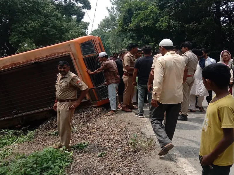 रामपुर : तेज गति से आ रही डग्गामार बस गड्ढे में पलटी, तीन छात्रों समेत चार घायल...मची चीख-पुकार