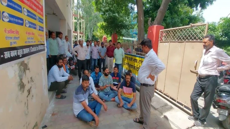 उन्नाव : बोर्ड बैठक और विकास कार्य न होने पर भड़के सभासद