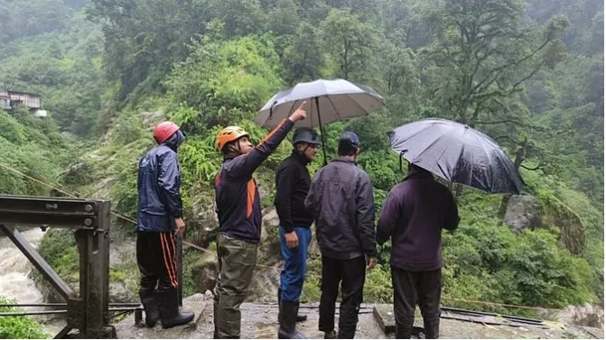 Rudraprayaag Landslide: गौरीकुंड में भारी भूस्खलन से मलबे के नीचे दबने से 4 की मौत, 19 लापता 