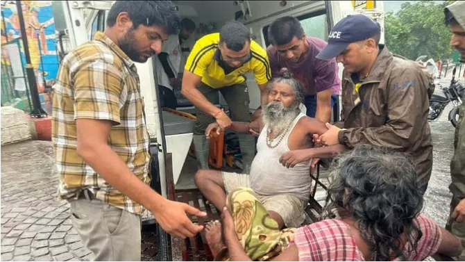 ऋषिकेश: लक्ष्मण झूला के पास गिरी दीवार, साधु हुए घटना का शिकार 