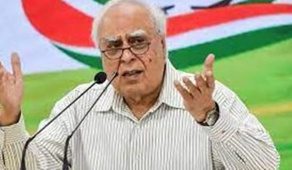 कपिल सिब्बल ने लगाया आरोप, कहा- नई संहिता राजनीतिक उद्देश्य के लिए पुलिस की दमनकारी शक्तियों के... 