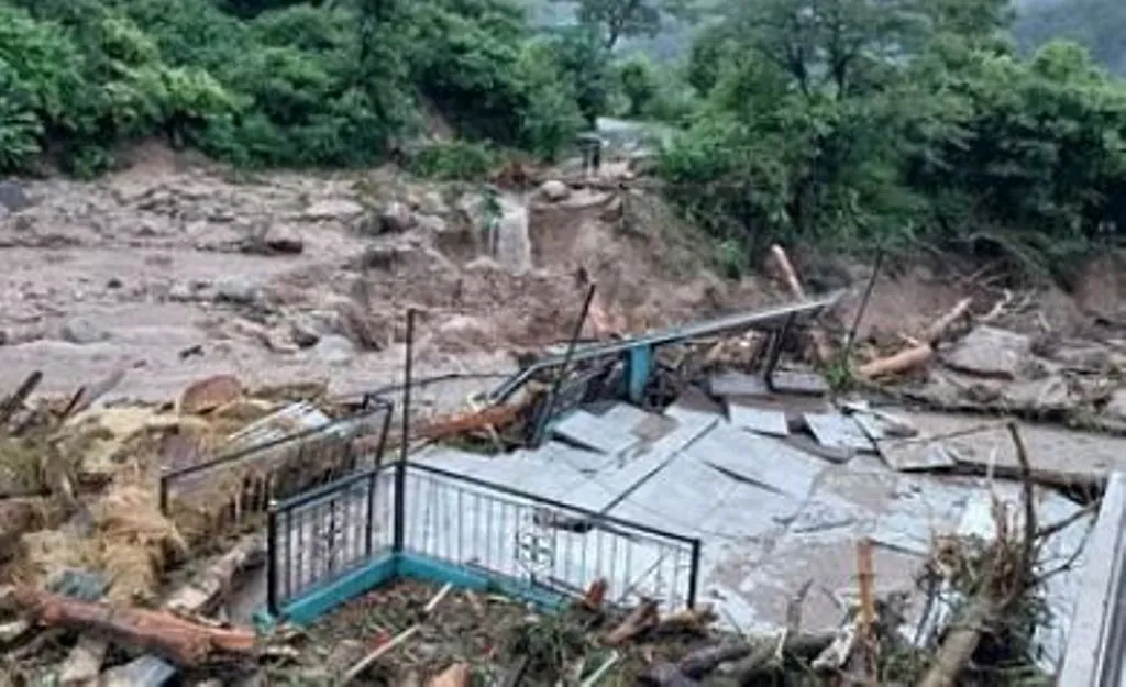 शिमला में हुई तबाही का आंखों देखा हाल: जब आसपास की जमीन धंसने लगी फिर छह साल की बेटी ने पूछा... पापा, क्या हम भी मर जाएंगे