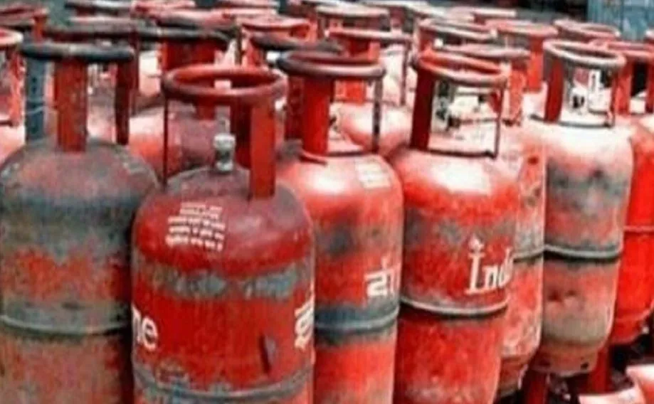रक्षाबंधन पर केंद्र सरकार की सौगात, 200 रुपये सस्ता हुआ घरेलू एलपीजी सिलेंडर 