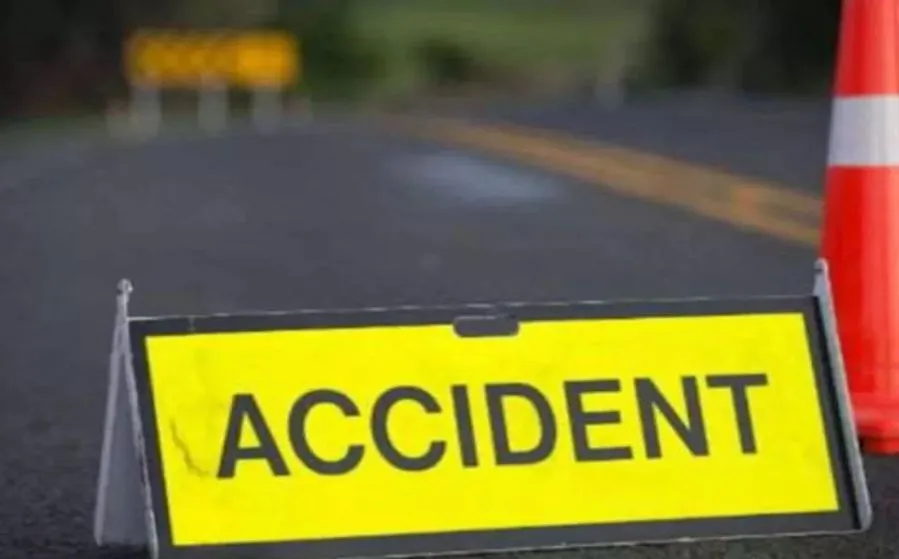 राजस्थान: तेज रफ्तार ट्रक ने दोपहिया वाहन और ट्रैक्टर ट्रॉली को मारी टक्कर, दंपति सहित चार लोगों की मौत 