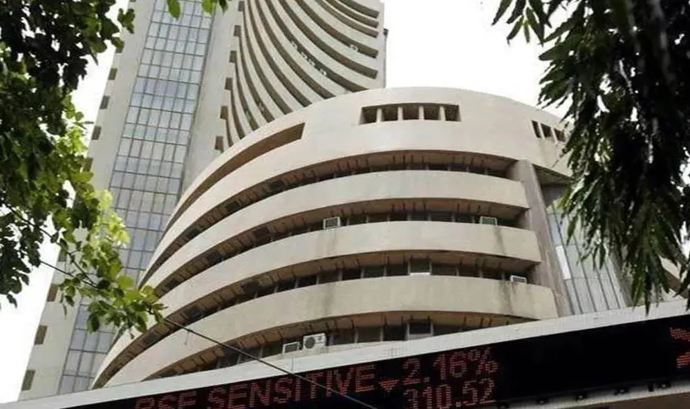 सेंसेक्स शुरुआती कारोबार में 397 अंक गिरा, निफ्टी भी कमजोर 