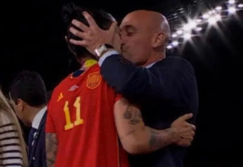 स्पेन की महिला विश्व कप विजेता खिलाड़ी के होंठ चूमने पर हुआ विवाद, मांगी माफी...कार्यवाहक खेल मंत्री बोले- निंदनीय