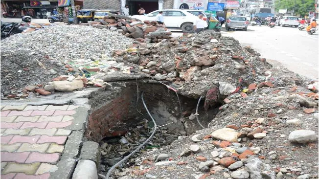 रुद्रपुर: मनमर्जी से सड़क खोदने वालों के खिलाफ होगी सख्त कार्रवाई