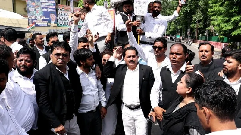 हापुड़ में हुए लाठीचार्ज से नाराज वकीलों ने लखनऊ में किया प्रदर्शन (2)