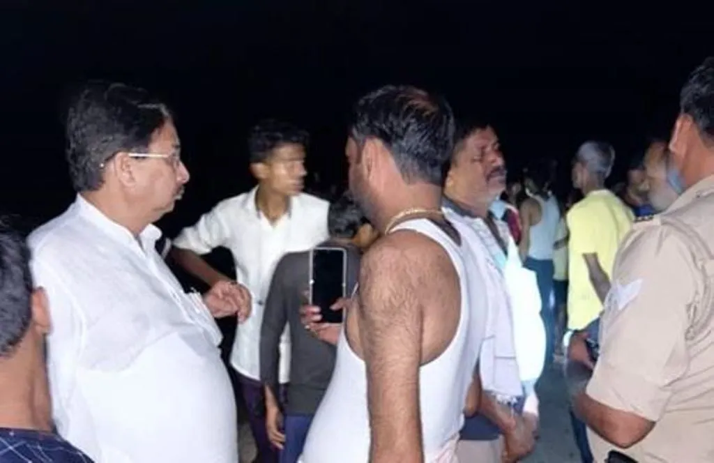 शाहजहांपुर: हादसे में बाइक सवार दो लोगों की मौत, परिवार में मचा कोहराम 