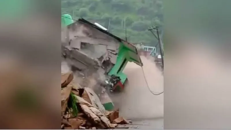 रुद्रप्रयाग: भूस्खलन की चपेट में आया शहर का सबसे पुराना होटल, कई मार्ग हुए अवरुद्ध 