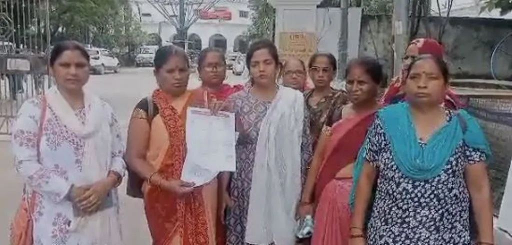 बरेली: राज्य कर्मचारी का दर्जा देने से लेकर अन्य मांगों को लेकर आशा बहनों ने दिया ज्ञापन