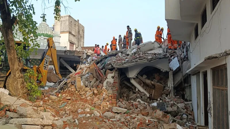 बाराबंकी में बड़ा हादसा: तीन मंजिला इमारत गिरी, दो की मौत, दस घायल, रेस्क्यू जारी