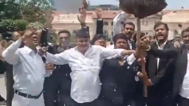प्रयागराज: हापुड़ लाठीचार्ज के विरोध में वकीलों ने किया कार्य बहिष्कार