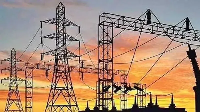 हरदोई: हाईटेंशन तार टूटकर गिरने से लगी आग, घर छोड़ कर भागे लोग