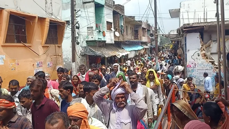 चित्रकूट: भदई अमावस्या में उमड़ा आस्था और भक्ति का 'समुद्र', लाखों श्रद्धालुओं ने की कामदगिरि की परिक्रमा 