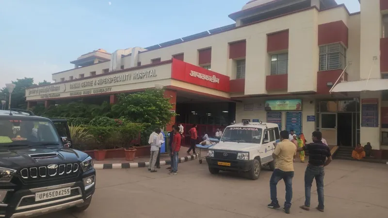 वाराणसी: ट्रामा सेंटर में तैनात सुरक्षाकर्मियों ने पत्रकार को बंधक बनाकर पीटा, जानें पूरा मामला