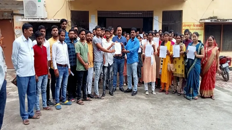 अयोध्या: विभिन्न मांगों को लेकर ब्लॉक पर पंचायत सहायकों ने किया प्रदर्शन 