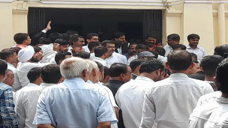 हरदोई: हापुड़ लाठीचार्ज मामले को लेकर वकीलों ने डीएम कार्यालय के सामने दिया धरना, सौंपा ज्ञापन