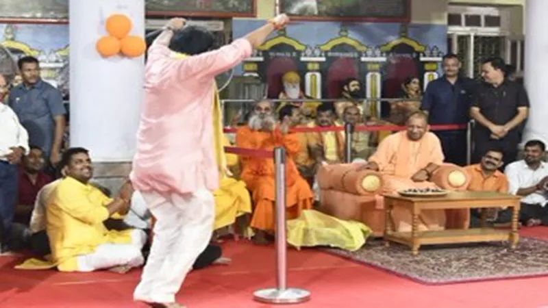 सांसद रवि किशन का डांस देख हंस पड़े मुख्यमंत्री योगी, देखें VIDEO