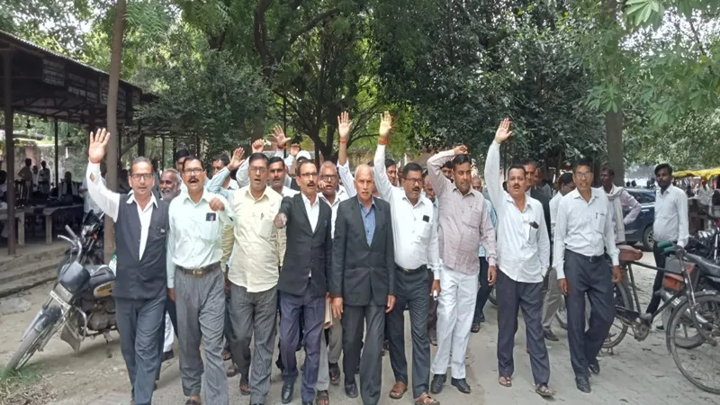 अयोध्या: न्यायिक कार्य से विरत रह अधिवक्ताओं ने किया प्रदर्शन, सौंपा ज्ञापन, जानें मामला