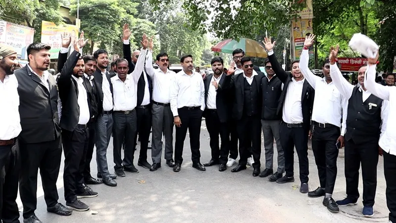 लखनऊ: हापुड़ में हुई लाठीचार्ज के विरोध में वकीलों का प्रदर्शन जारी, सीएम आवास घेराव को निकले अधिवक्ता