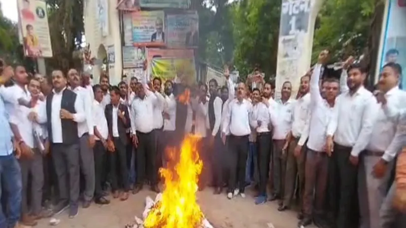 बहराइच: दीवानी न्यायालय गेट पर मुख्य सचिव और डीजीपी के खिलाफ वकीलों का प्रदर्शन