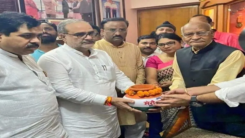 भाजपा अध्यक्ष ने शहीद कैप्टन मनोज पांडे के परिजनों से कलश में एकत्रित की माटी